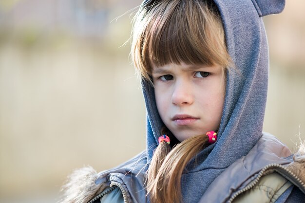 Retrato de niña feliz niño en ropa de abrigo en otoño al aire libre.