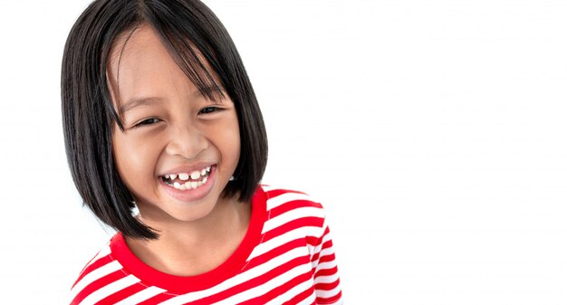 Retrato de niña feliz niño sonriente aislado en blanco