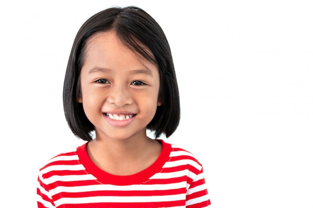 Retrato de niña feliz niño sonriente aislado en blanco