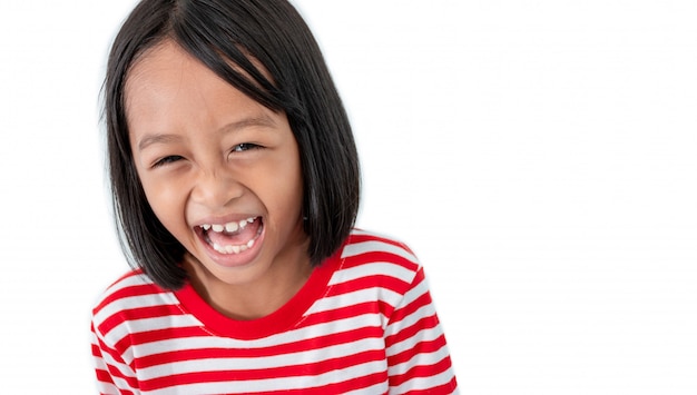 Retrato de niña feliz niño sonriente aislado en blanco