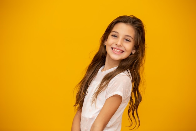 Retrato de una niña feliz niño sonriente