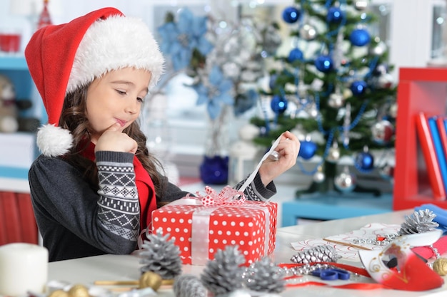 Retrato de niña feliz con regalo de Navidad