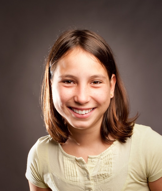 Retrato de niña feliz sonriendo