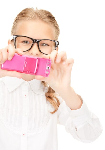 Retrato de niña feliz tomando fotografías con teléfono celular