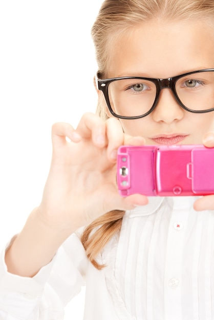 Retrato de niña feliz tomando fotografías con teléfono celular