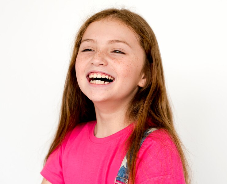 Foto retrato de una niña feliz