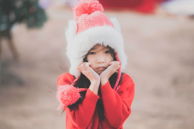 Retrato de niña en festival de navidadAsian kid vacaciones de invierno