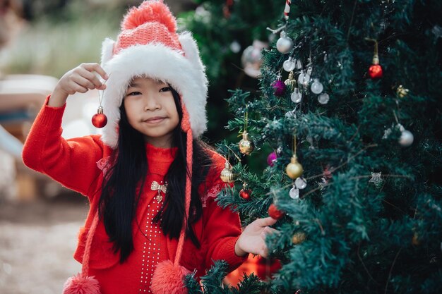 Retrato de niña en festival de navidadAsian kid vacaciones de invierno