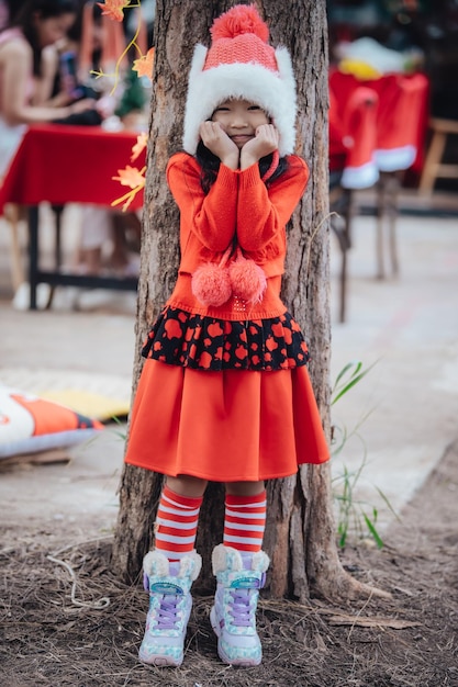 Retrato de niña en festival de navidadAsian kid vacaciones de invierno