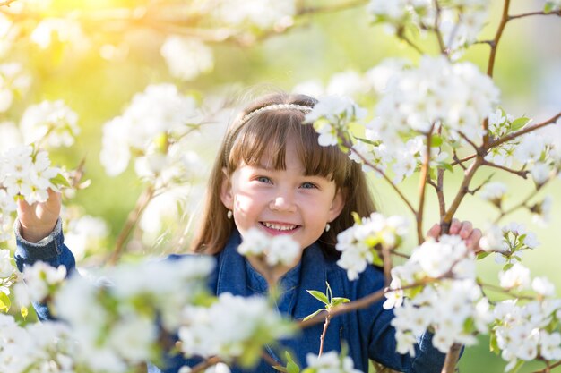 Retrato de una niña en flor de manzano.