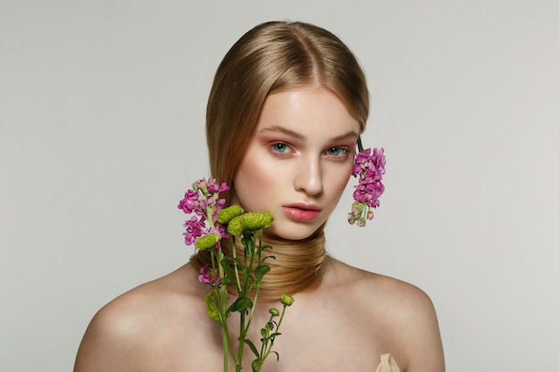 Retrato de una niña con una flor en el pelo