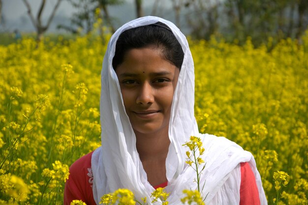 Foto retrato de una niña con flores en flor