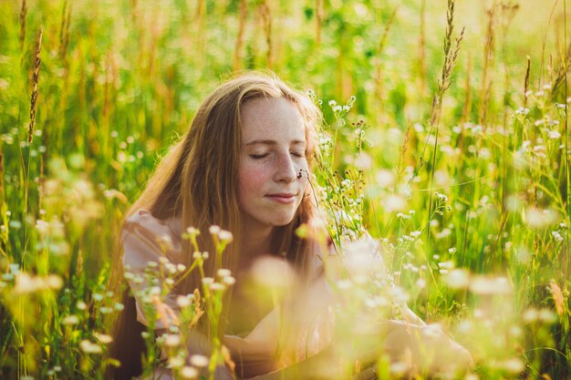 Retrato de una niña en flores silvestres blancas