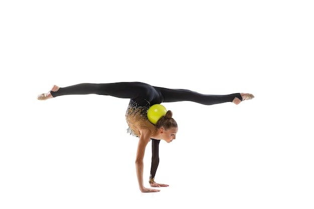 La Niña Está En Gimnasia Rítmica Con Aro Aislado En Blanco Fotos, retratos,  imágenes y fotografía de archivo libres de derecho. Image 109101141