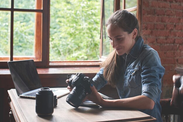 Retrato, de, un, niña, fotógrafo, trabajando, con, un, computadora