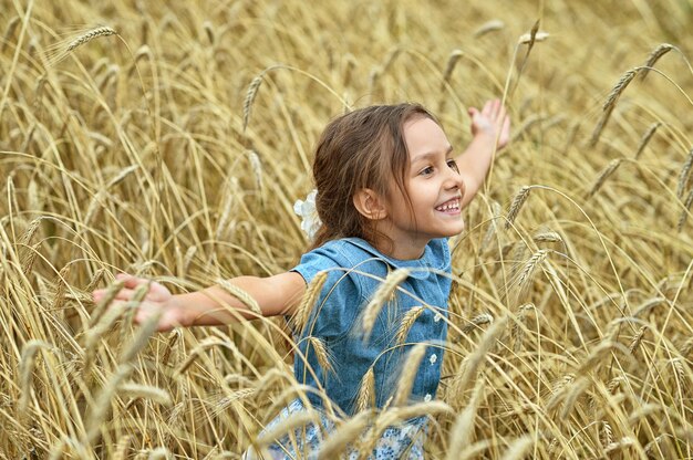 retrato, de, un, niña, funcionamiento, en, campo de trigo