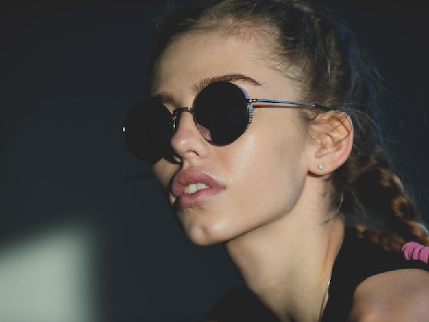 Retrato de niña en gafas de sol, mujer joven y bella