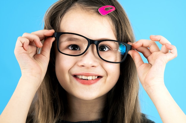 Retrato de una niña con gafas