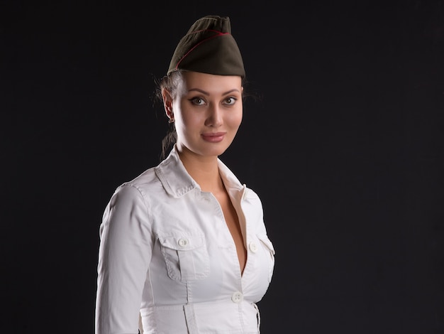 retrato de una niña con una gorra militar