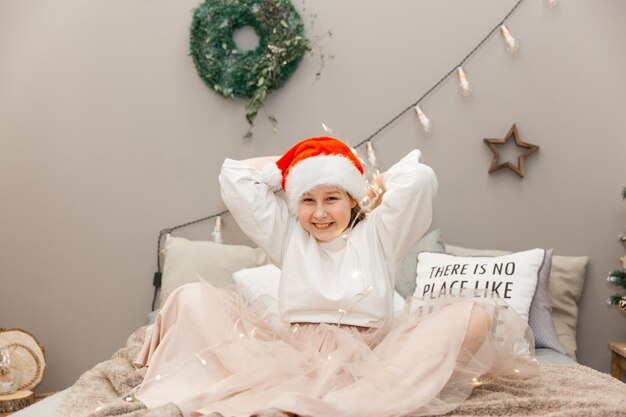 Retrato de una niña con un gorro de Navidad de Santa Claus