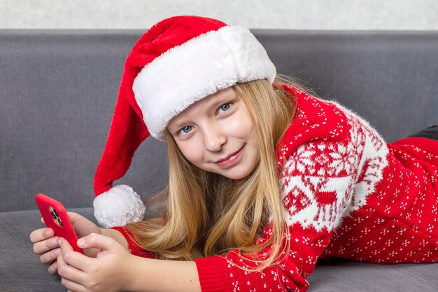 Retrato de niña con gorro de Papá Noel