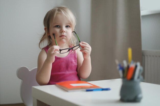 retrato de una niña graciosa con anteojos