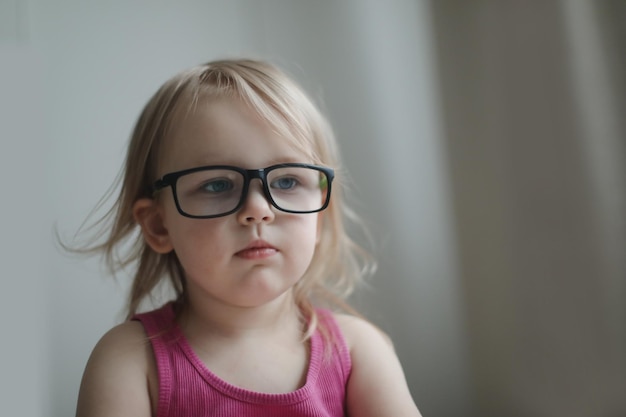 retrato de una niña graciosa con anteojos