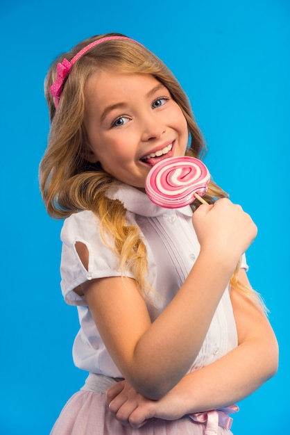 Foto retrato de niña con un gran caramelo