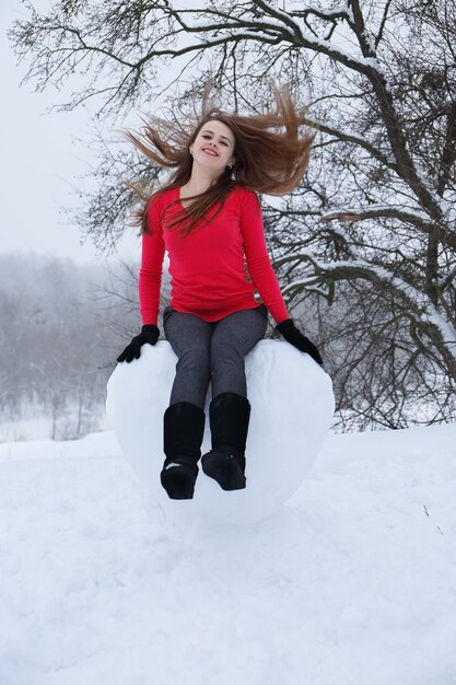 Foto retrato de una niña con un gran corazón nevado