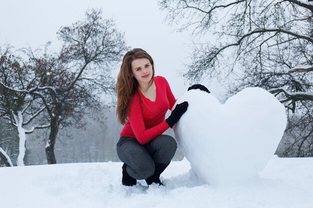 Retrato de una niña con un gran corazón nevado