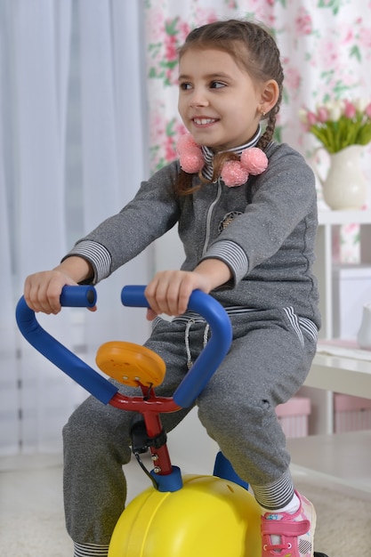 Retrato de una niña haciendo ejercicio en casa