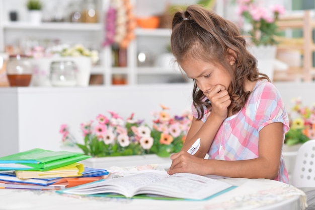 Retrato de una niña haciendo la tarea en casa