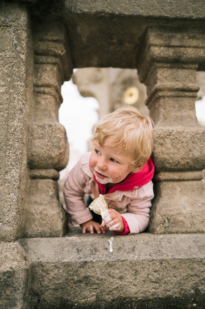 Retrato de niña con helado