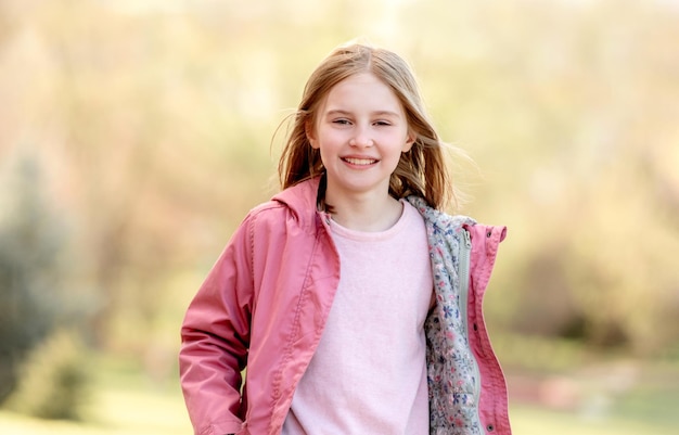 Retrato de niña hermosa al aire libre