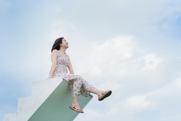 Retrato de niña hermosa en el cielo azul