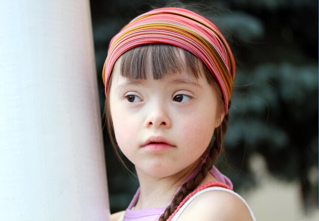 Retrato de niña hermosa en la ciudad