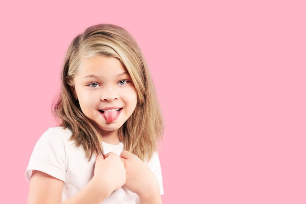 Retrato de una niña hermosa en el estudio