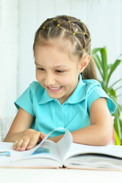 Retrato de niña hermosa con libro