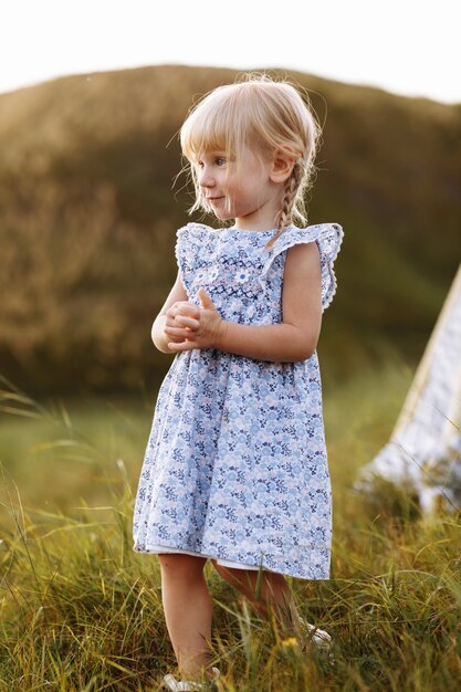 Retrato de una niña hermosa en la naturaleza en vacaciones de verano.