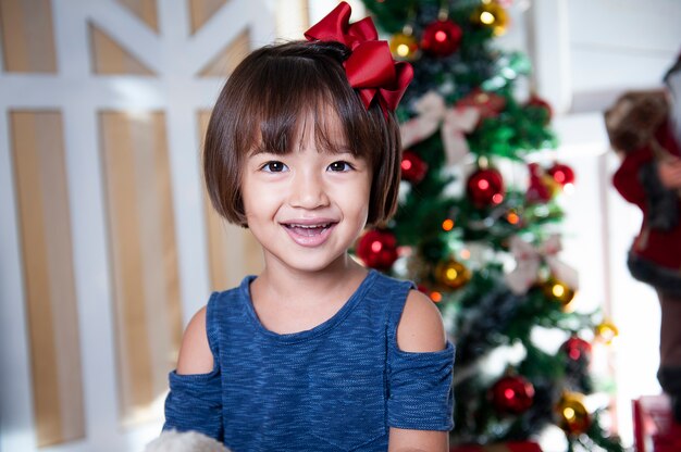 Retrato de niña hermosa en Navidad