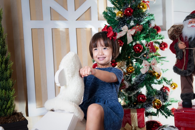 Retrato de niña hermosa en Navidad