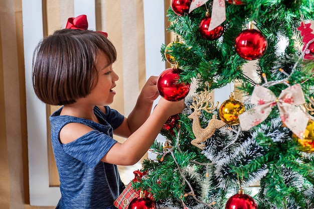 Foto retrato de niña hermosa en navidad