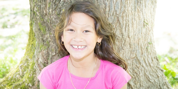 Retrato de una niña hermosa niña en el parque