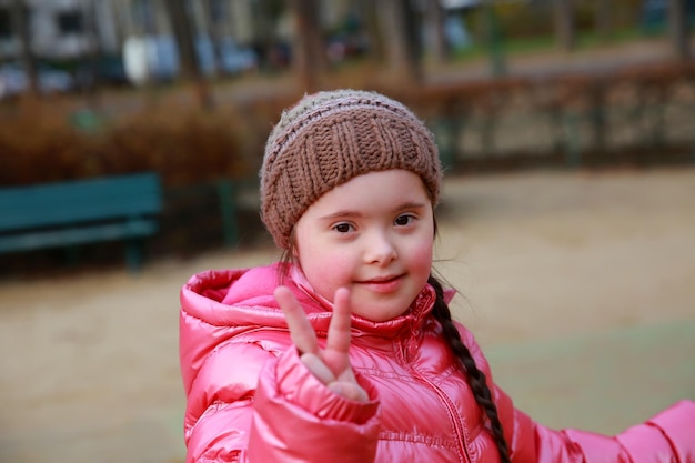 Retrato de niña hermosa en el patio de recreo