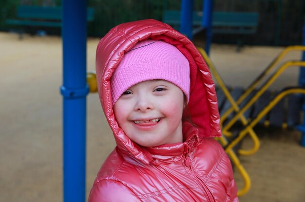 Retrato de niña hermosa en el patio de recreo