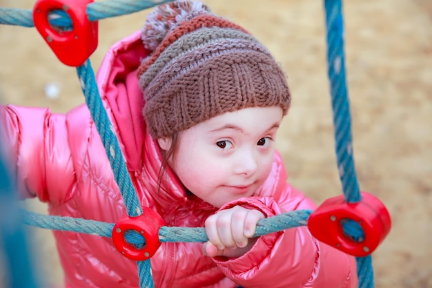 Retrato de niña hermosa en el patio de recreo