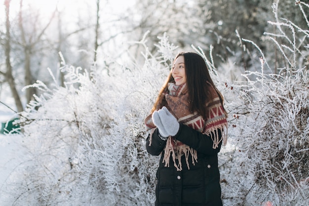 Un retrato de una niña con una hermosa sonrisa en el invierno.