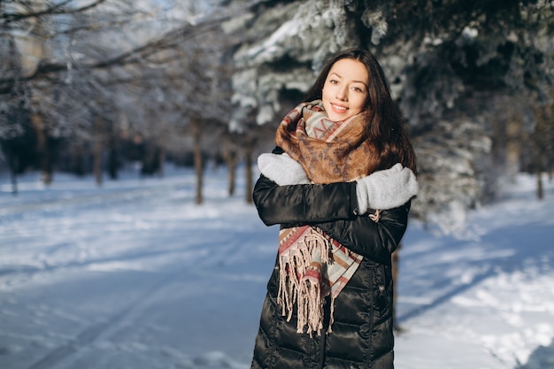 Un retrato de una niña con una hermosa sonrisa en el invierno.