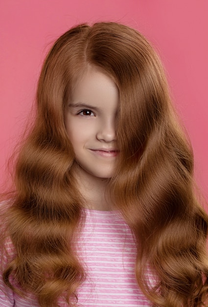 Retrato de una niña con hermoso cabello rojo