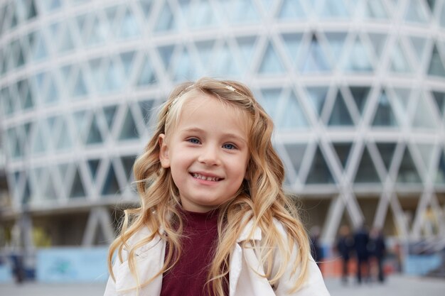 Retrato de la niña del hermoso cabello rubio